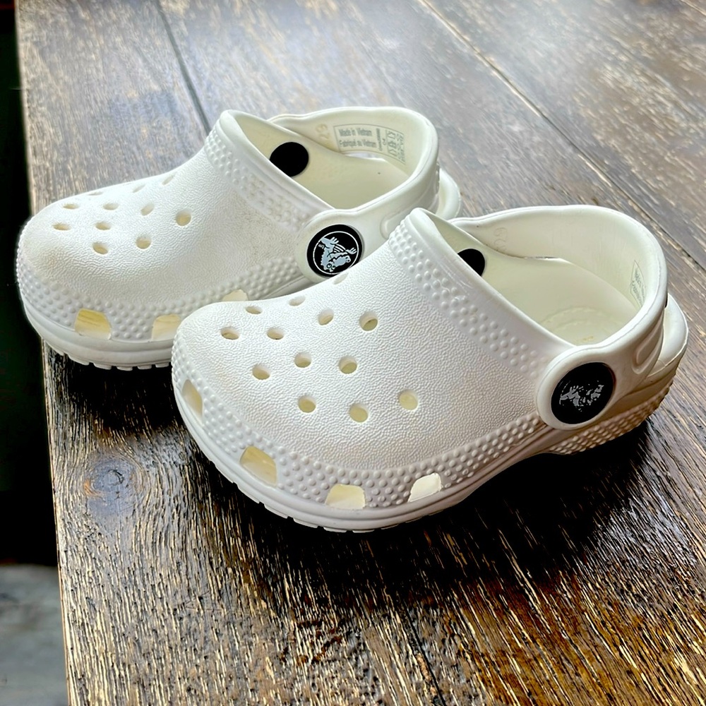 KIDS/BABY White CROCS Size 4